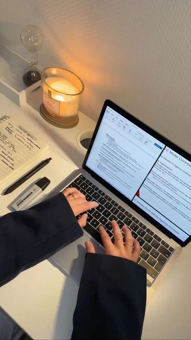 Cyfrowy nomad pracujący w egzotycznej lokalizacji